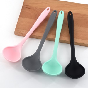 Cuillère à soupe à long manche en silicone épais