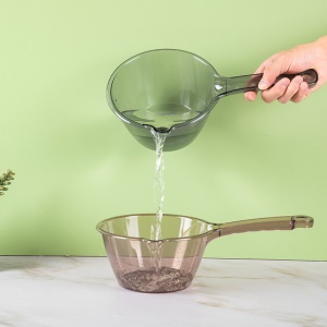 Récipient à eau en plastique   épaissi et transparent  à manche