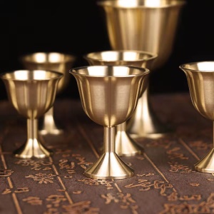 Verre à cocktail couleur dorée