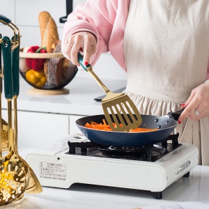 Ensemble de 7 pièces d'ustensiles de cuisine en acier inoxydable (spatule/spatule/cuillère à soupe/passoire/cuillère à riz/cuillère de pêche/support de rangement)