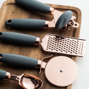 Ensemble de 7 pièces de gadgets de cuisine multifonctions (ouvre-boîte/presse à l'ail/couteau à pizza/cuillère/éplucheur/batteur à oeufs/râpe)