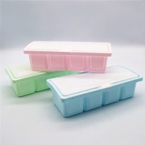 Boîte  plastique à quatre compartiments pour conserve d'assaisonnements