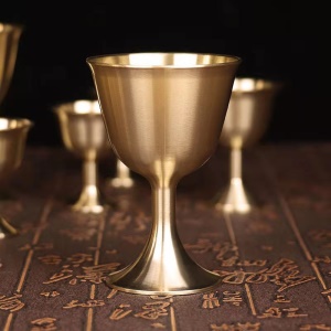 Verre à cocktail couleur dorée