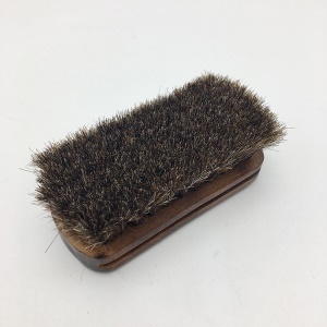 Brosse à chaussures crinière manche en bois brun