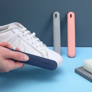 Brosse à chaussures à poils souples manche long en PP
