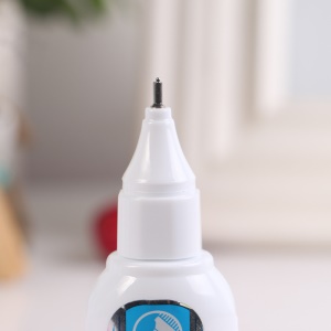 Fluide correcteur avec pointe en acier Écologique et non toxique