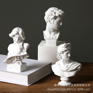 Tête de statue nordique en plâtre