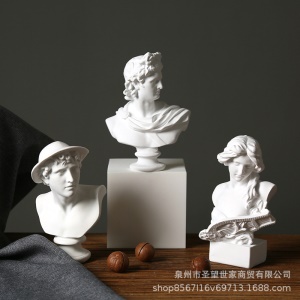 Tête de statue nordique en plâtre
