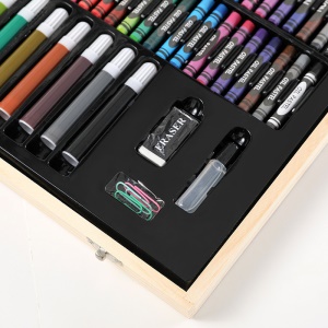 Ensemble de 180 crayons aquarelle dans une boîte en bois