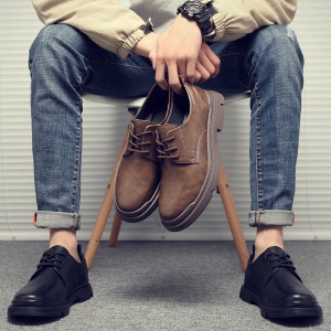 Chaussures  en cuir véritable avec  semelle en caoutchouc