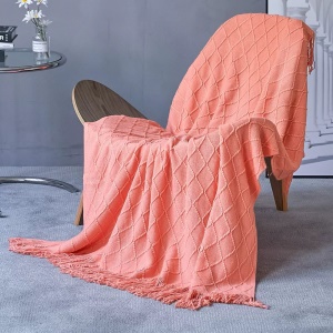Couverture tricotée en forme de  losange 15cm avec franges
