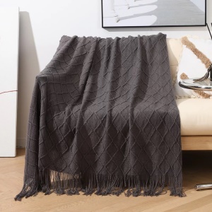 Couverture tricotée en forme de  losange 15cm avec franges
