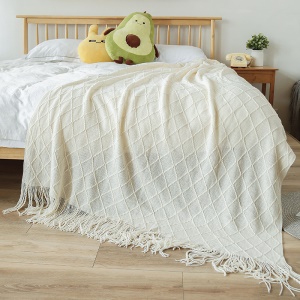 Couverture tricotée en forme de  losange 15cm avec franges