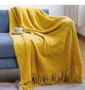 Couverture tricotée en forme de  losange 15cm avec franges