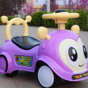 Scooter à quatre roues pour enfants avec musique et lumières