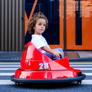 Voiture électrique d'intérieur pour enfants, télécommandée et rechargeable.