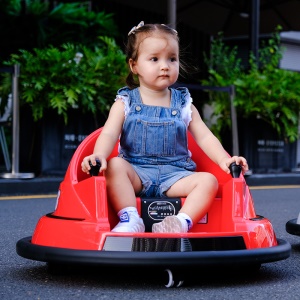 Voiture électrique d'intérieur pour enfants, télécommandée et rechargeable.