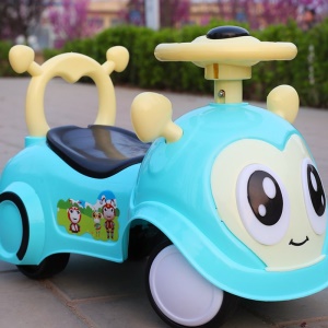 Scooter à quatre roues pour enfants avec musique et lumières