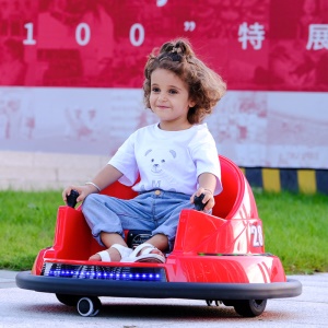 Voiture électrique d'intérieur pour enfants, télécommandée et rechargeable.