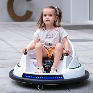 Voiture électrique d'intérieur pour enfants, télécommandée et rechargeable.