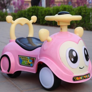 Scooter à quatre roues pour enfants avec musique et lumières