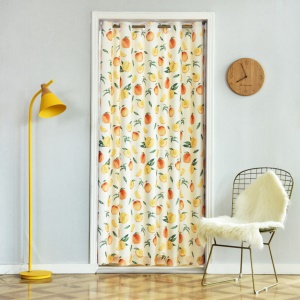 Différents styles de rideaux de porte sont disponibles