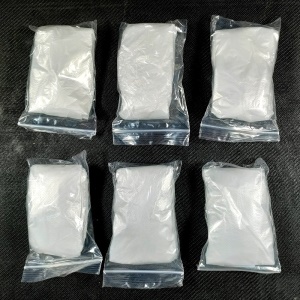 Ensemble de quatre pièces jetables pour la coloration des cheveux, comprenant un châle, des gants, des cache-oreilles et un bonnet de douche.