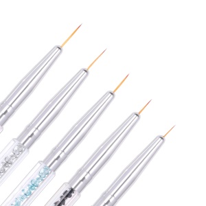 Outils de manucure pinceaux en détail à ongles à double tête