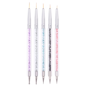 Outils de manucure pinceaux en détail à ongles à double tête