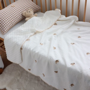Couverture bébé en coton brodé