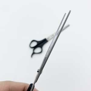 Ciseaux de coiffure noir plat