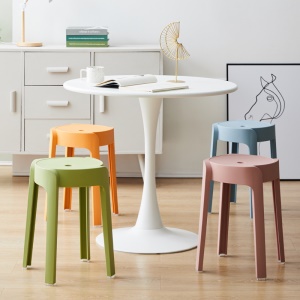 Tabouret empilable en plastique épais pour usage domestique