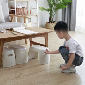Tabouret bas ovale en plastique épais antidérapant