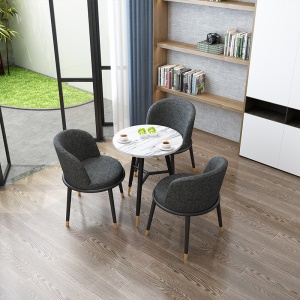 Petite table ronde pour accueil des invités