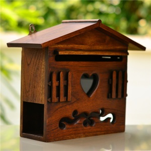 Boîte aux lettres en bois massif sculpté