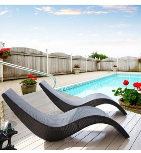 Chaise longue en rotin PE avec cadre en métal tressé