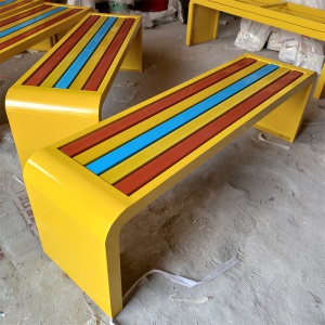 Banc extérieur en plastique et bois coloré