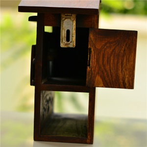 Boîte aux lettres en bois massif sculpté
