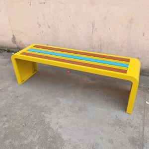 Banc extérieur en plastique et bois coloré