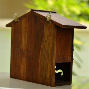 Boîte aux lettres en bois massif sculpté