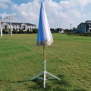 Parasol de plage en bois avec bord ondulé