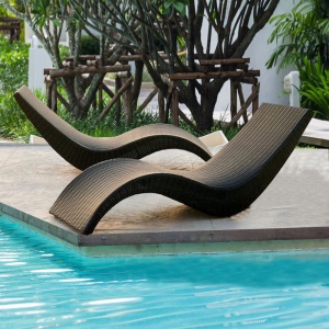 Chaise longue en rotin PE avec cadre en métal tressé