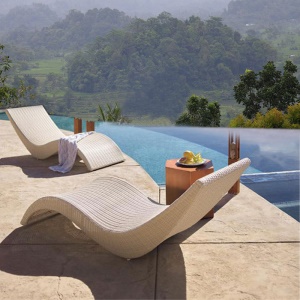 Chaise longue en rotin PE avec cadre en métal tressé