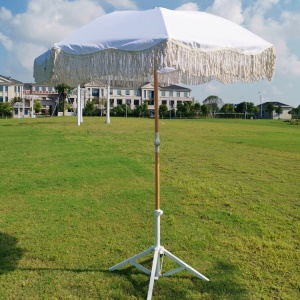 Parasol de plage en bois avec bord ondulé