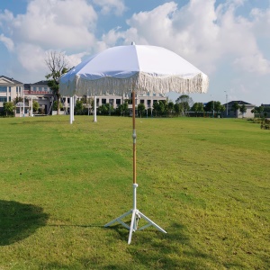 Parasol de plage en bois avec bord ondulé