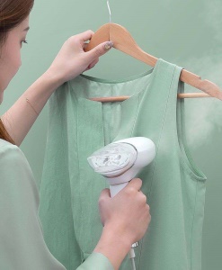 Petit fer à vapeur pliable