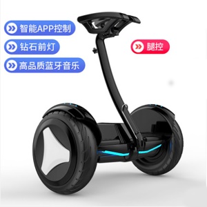 hoverboard électrique pour adulte, à deux roues, à commande par les jambes et à détection intelligente du mouvement du corps.