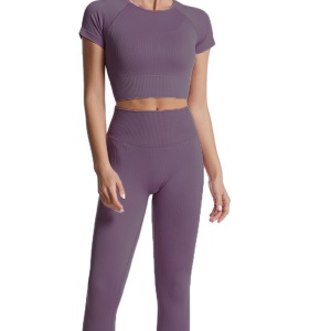 Combinaison de yoga deux pièces (pantalon + manches courtes) serrée par enfilage