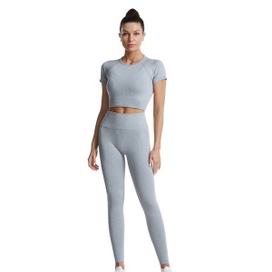Combinaison de yoga deux pièces (pantalon + manches courtes) serrée par enfilage
