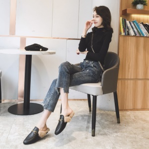 Chaussures ouverte en cuir artifiel  avec fourrure et semelle en caoutchouc